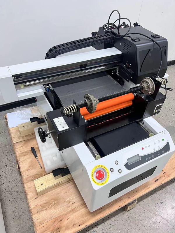 CMYKW V μελάνι χρώματος A3 3060 DTF UV εκτυπωτής για την εκτύπωση αυτοκόλλητων σε κυλίνδρους και επίπεδα